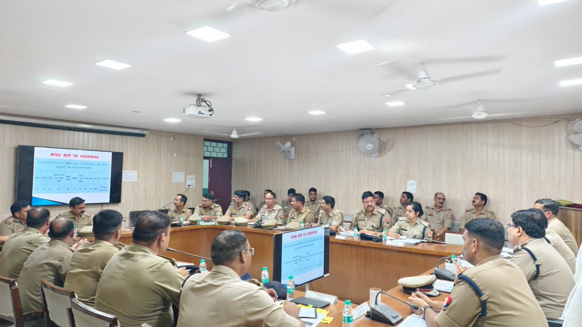 amrohapolice's tweet photo. अपर पुलिस महानिदेशक बरेली जोन एवं पुलिस उप महानिरीक्षक मुरादाबाद परिक्षेत्र द्वारा कांवड़ यात्रा के दृष्टिगत गोष्ठी आयोजित कर दिए आवश्यक दिशा-निर्देश।
@Uppolice https://t.co/Dsrg4Hv6mg