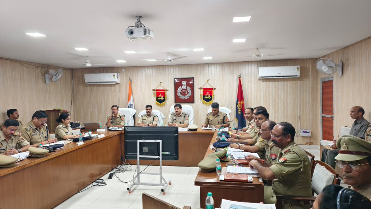 amrohapolice's tweet photo. अपर पुलिस महानिदेशक बरेली जोन एवं पुलिस उप महानिरीक्षक मुरादाबाद परिक्षेत्र द्वारा कांवड़ यात्रा के दृष्टिगत गोष्ठी आयोजित कर दिए आवश्यक दिशा-निर्देश।
@Uppolice https://t.co/Dsrg4Hv6mg