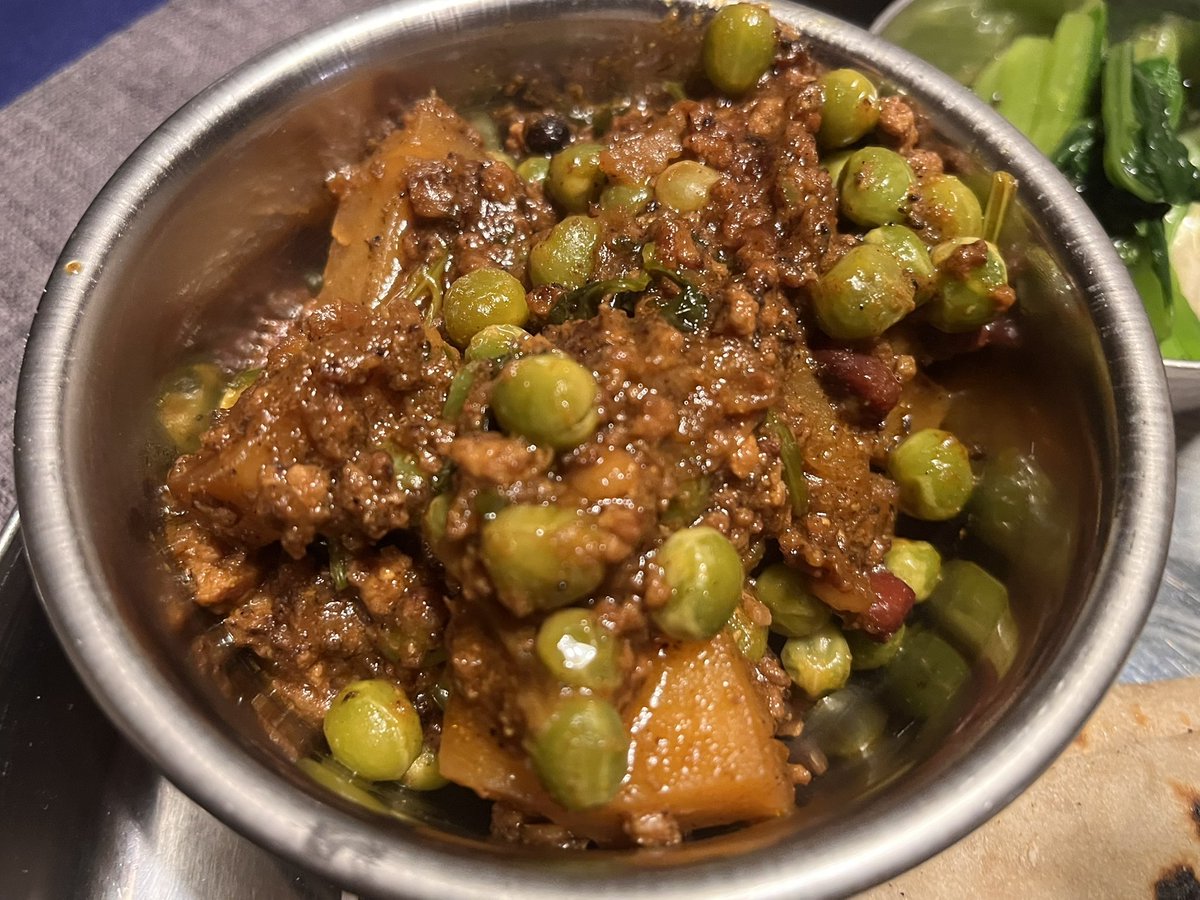 masacinq's tweet photo. 群馬・パクカレーで出会った Aloo Keema Matar が忘れられず自宅で再現

ホールスパイスをじっくり立ち上げたマサラに　香ばしいキーマ　ホクホクのじゃがいも　甘いグリーンピース　力強くも奥行きある味わいがたまらない

焼きたての自作ロティで包んで頬張れば最高
#AlooKeemaMatar #パキスタン料理 https://t.co/eOOpgM6VIt