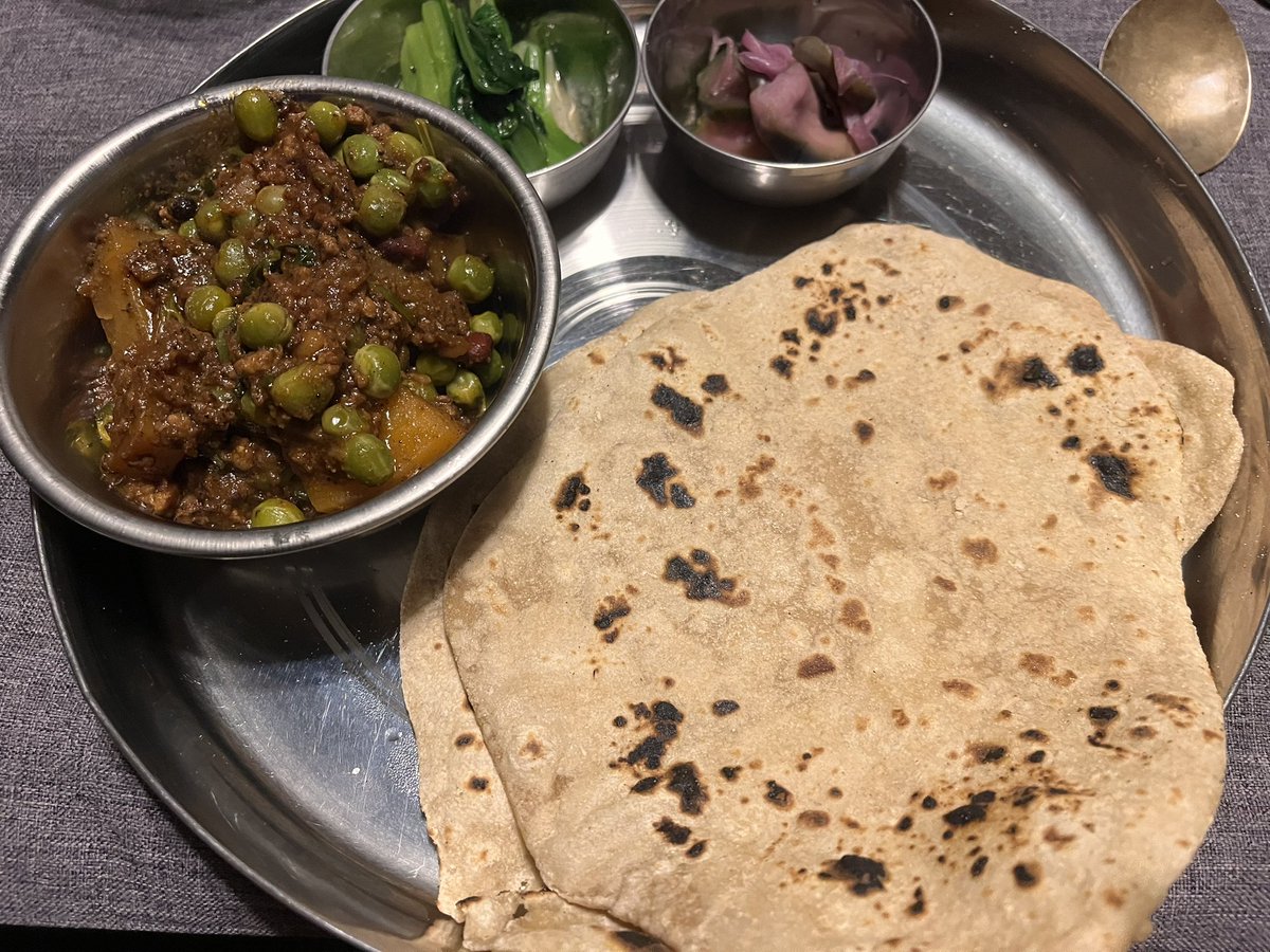 masacinq's tweet photo. 群馬・パクカレーで出会った Aloo Keema Matar が忘れられず自宅で再現

ホールスパイスをじっくり立ち上げたマサラに　香ばしいキーマ　ホクホクのじゃがいも　甘いグリーンピース　力強くも奥行きある味わいがたまらない

焼きたての自作ロティで包んで頬張れば最高
#AlooKeemaMatar #パキスタン料理 https://t.co/eOOpgM6VIt