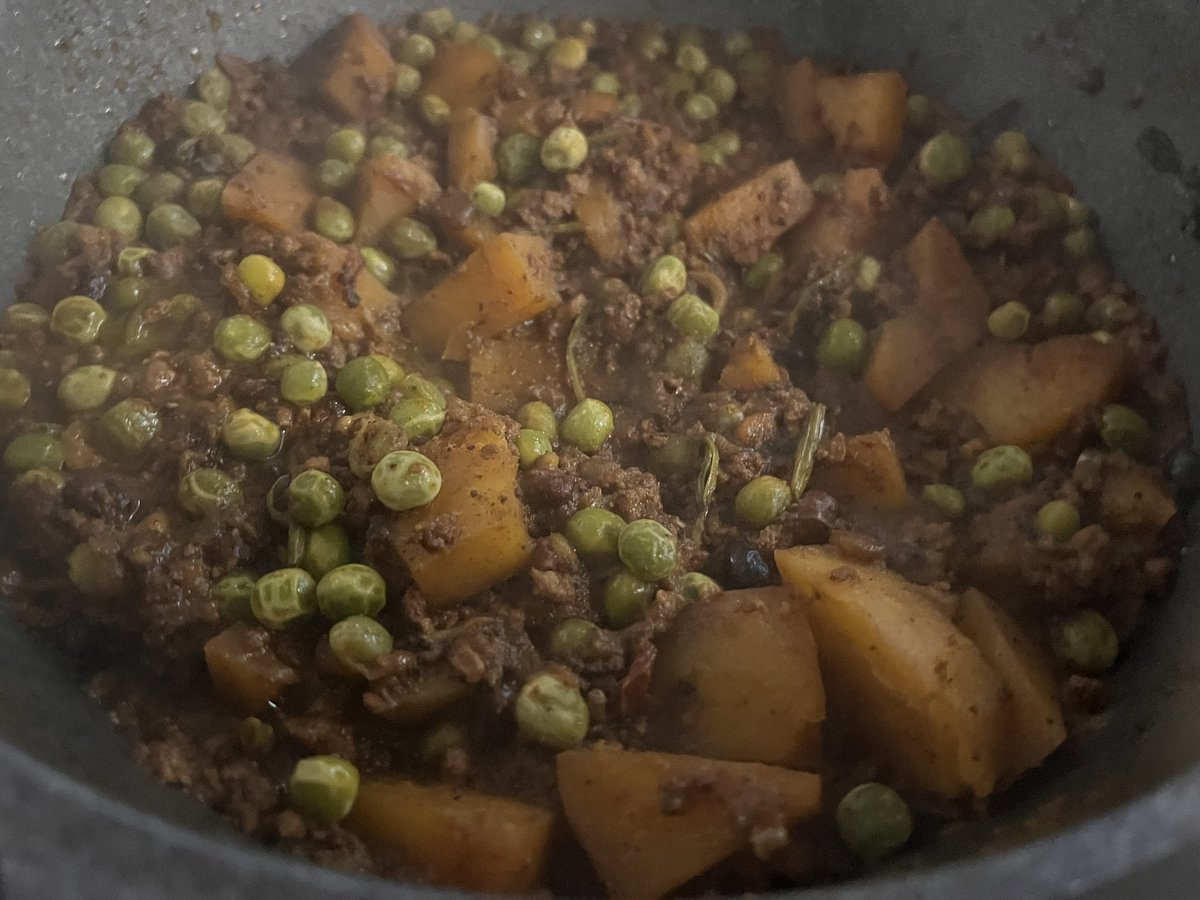 masacinq's tweet photo. 群馬・パクカレーで出会った Aloo Keema Matar が忘れられず自宅で再現

ホールスパイスをじっくり立ち上げたマサラに　香ばしいキーマ　ホクホクのじゃがいも　甘いグリーンピース　力強くも奥行きある味わいがたまらない

焼きたての自作ロティで包んで頬張れば最高
#AlooKeemaMatar #パキスタン料理 https://t.co/eOOpgM6VIt