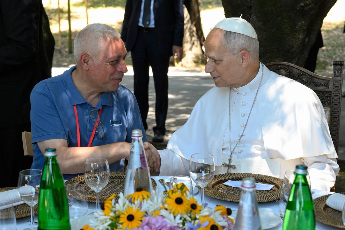 vaticannews_it's tweet photo. Leone XIV incontra duecento persone in difficoltà assistite dalla @diocesidiroma a Borgo Laudato si'. Lo stare insieme, spiega, significa costruire "un mondo diverso", contrapposto a una realtà rotta da "violenza, odio e discriminazione",

Leggi qui ⬇️
https://t.co/7Wch06bfyN https://t.co/M6DjZ2eeX8