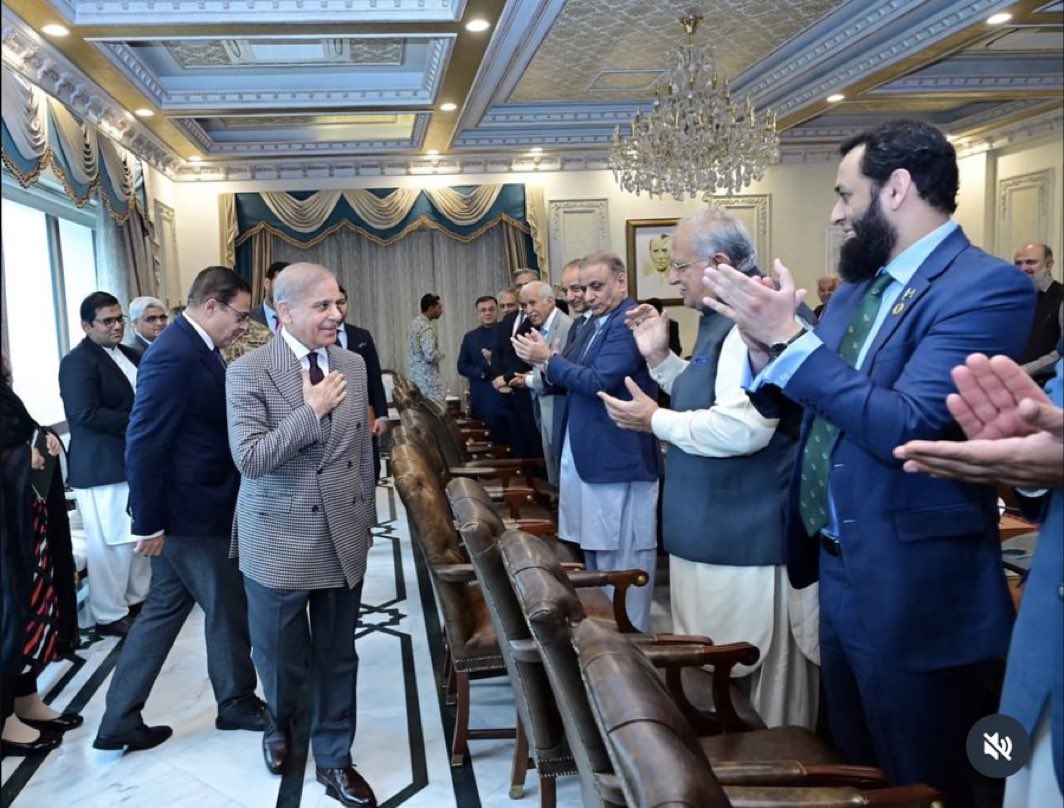 RashdiSuleman's tweet photo. 🚨🚨 پریس ریلیز🚨🚨

*وزیراعظم پاکستان کا کامیابی سے غربت 28.9 فیصد، بےروزگاری 7.1 فیصد، مہنگائی 11.1 فیصد، تجارتی خسارہ چار سال کی بلند ترین سطح 39.5 ارب ڈالر، 137.5 ارب ڈالر قرضہ، کے اہداف حاصل کرنے پر وفاقی کابینہ کا والہانہ استقبال

*ایوانِ وزیراعظم “آپ کا وژن ہے سر” کے نعروں سے گونج اُٹھا

٭وفاقی وزراء کی تالیوں کی گونج اسلام آباد سے پنڈی تک سُنی گئی

*وزیراعظم کا عوامی غم و غصہ کی پرواہ کیئے بغیر شہباز سپیڈ سے اپنا وژن جاری رکھنے کا اعادہ
سلیمان شاہ راشدی،
ترجمان، وزارتِ عوامی نشریات