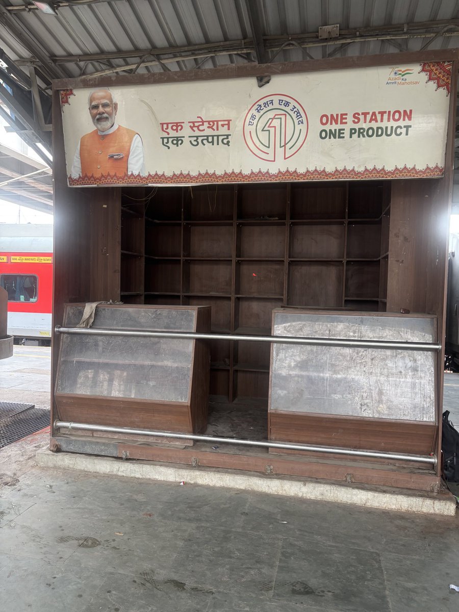 engrswapnil's tweet photo. @PMOIndia @indianrailway__ @RailMinIndia @AshwiniVaishnaw status of one station one product at GZB station 
Modi ji ka ye project bhi officers kinlaparwahi ki bhent charah gaya https://t.co/GrJ1msIpFn