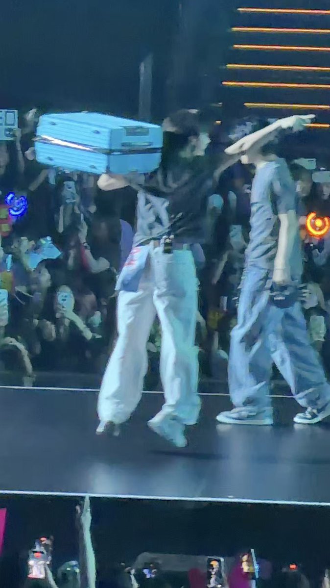 zjhdestiny's tweet photo. first it was xinlong with a tyre and now junseo carried a suitcase LOL 😭 https://t.co/zC5Mv8zytk