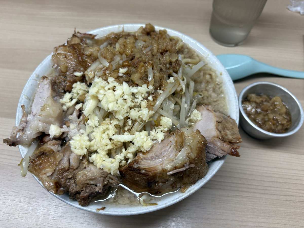 THINGEN1's tweet photo. 同僚の誘いにより、仕事終わりに二郎系デビューしてきました。
(歴史を刻め日本橋)

初めて、食事のために2時間以上並ぶ経験をしました。
美味しかったです。
でも私には量が多すぎるので、次回があれば半分もあれば十分です。 https://t.co/FrgtVIxcee