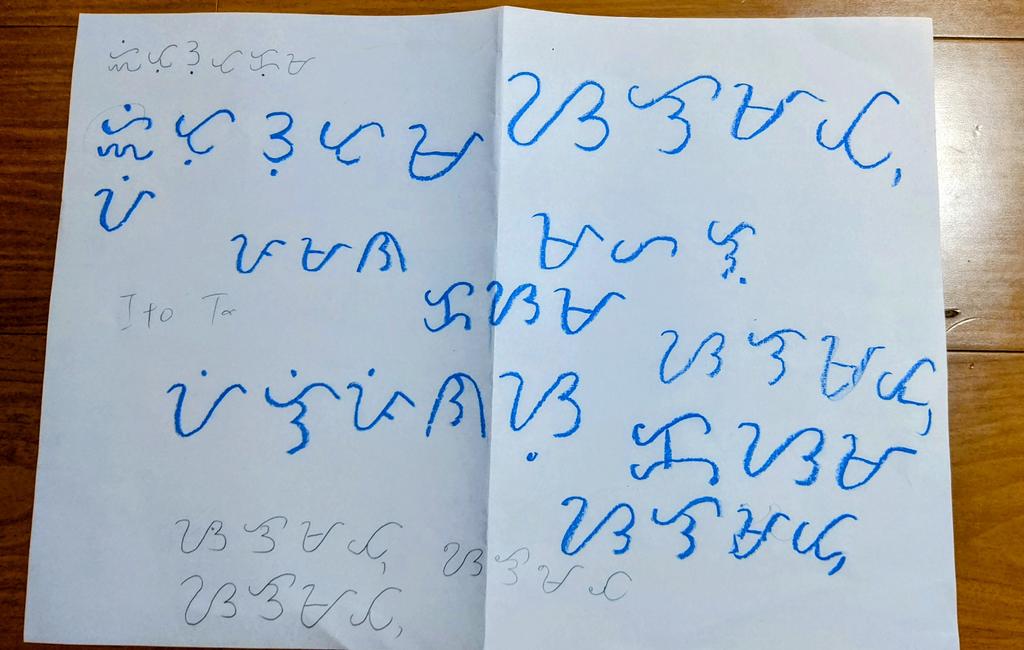 dousoshin's tweet photo. スペイン支配以前にフィリピンで使われていたバイバイン文字講座に参加。
文字にはa 母音が内包されており、a母音をe/iやo/uに変化させるには、上/下に点記号を付ける。
その他、a母音を取り除き子音のみの発音に変える記号もある。
内包母音を記号で変化させたり、取り除く方式は新鮮で機能的に思えた https://t.co/yx0hUnu9wE