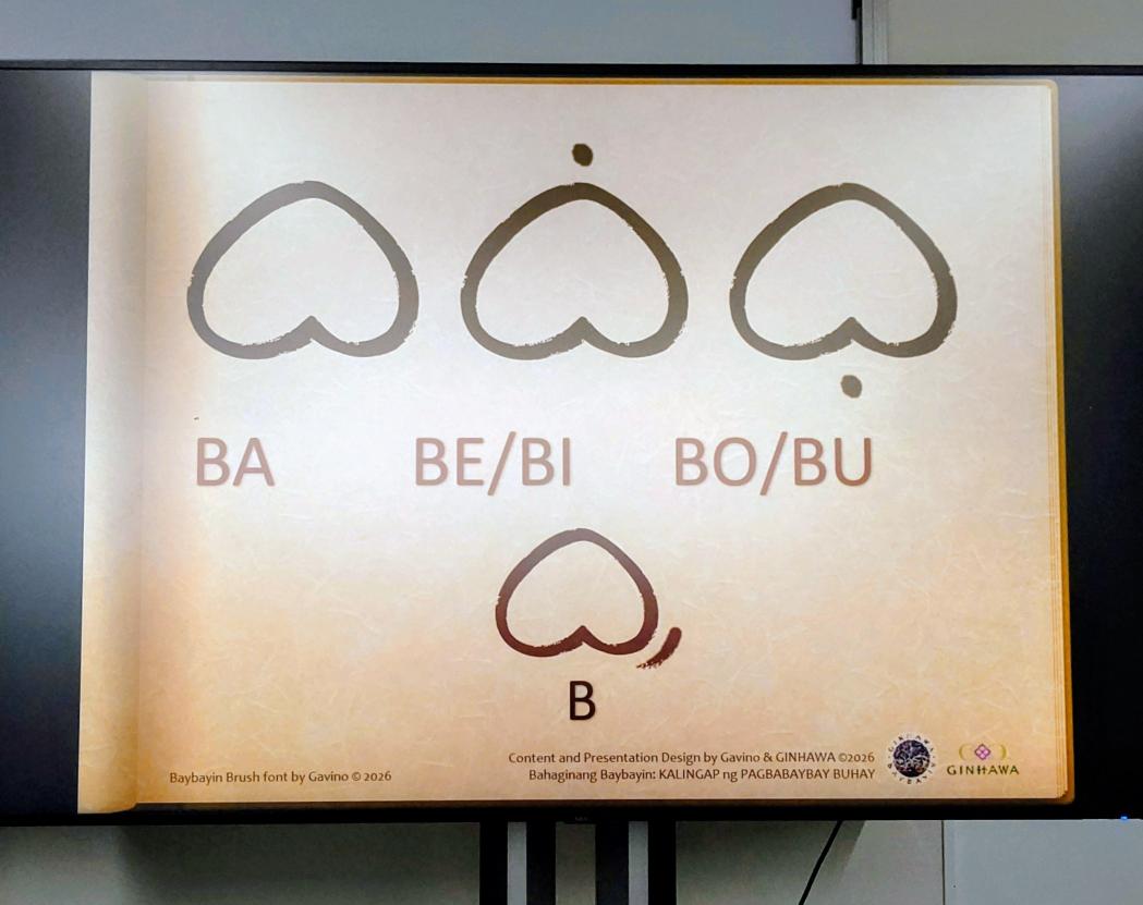 dousoshin's tweet photo. スペイン支配以前にフィリピンで使われていたバイバイン文字講座に参加。
文字にはa 母音が内包されており、a母音をe/iやo/uに変化させるには、上/下に点記号を付ける。
その他、a母音を取り除き子音のみの発音に変える記号もある。
内包母音を記号で変化させたり、取り除く方式は新鮮で機能的に思えた https://t.co/yx0hUnu9wE