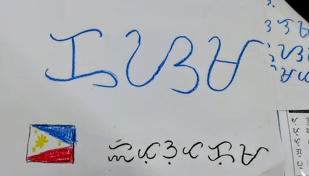 dousoshin's tweet photo. スペイン支配以前にフィリピンで使われていたバイバイン文字講座に参加。
文字にはa 母音が内包されており、a母音をe/iやo/uに変化させるには、上/下に点記号を付ける。
その他、a母音を取り除き子音のみの発音に変える記号もある。
内包母音を記号で変化させたり、取り除く方式は新鮮で機能的に思えた https://t.co/yx0hUnu9wE