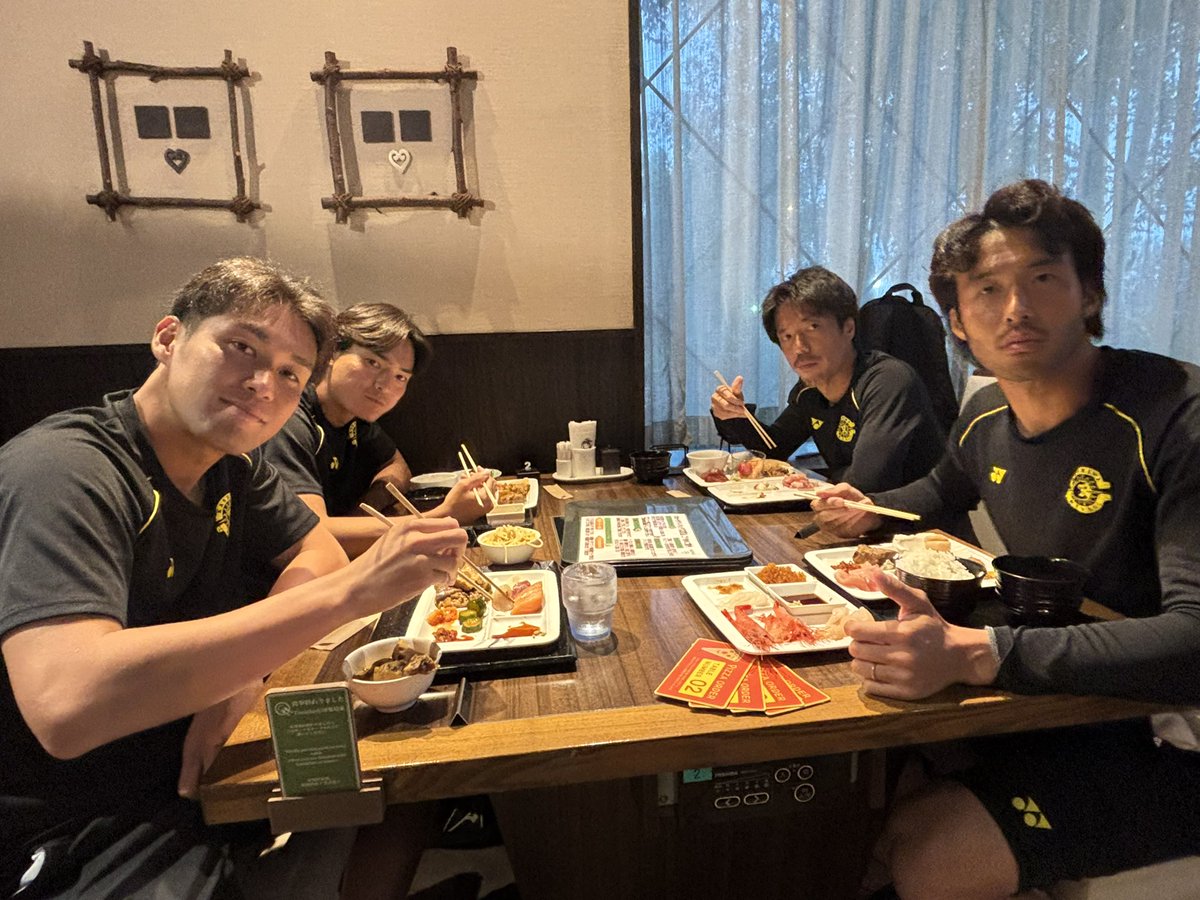 REYSOL_Official's tweet photo. 🟡26/27CAMP DAY7⚫️
疲労困憊の選手たちですが、今日は気分転換を兼ねてホテル内にある別会場のビュッフェへ。
普段の食事よりさらに選択肢豊富な料理にみんなテンションが上がっているようでした😊
キャンプもあっという間に折り返し。最後まで頑張ります💪

#柏レイソル #レイソル2627網走キャンプ https://t.co/uRDPz92gzU