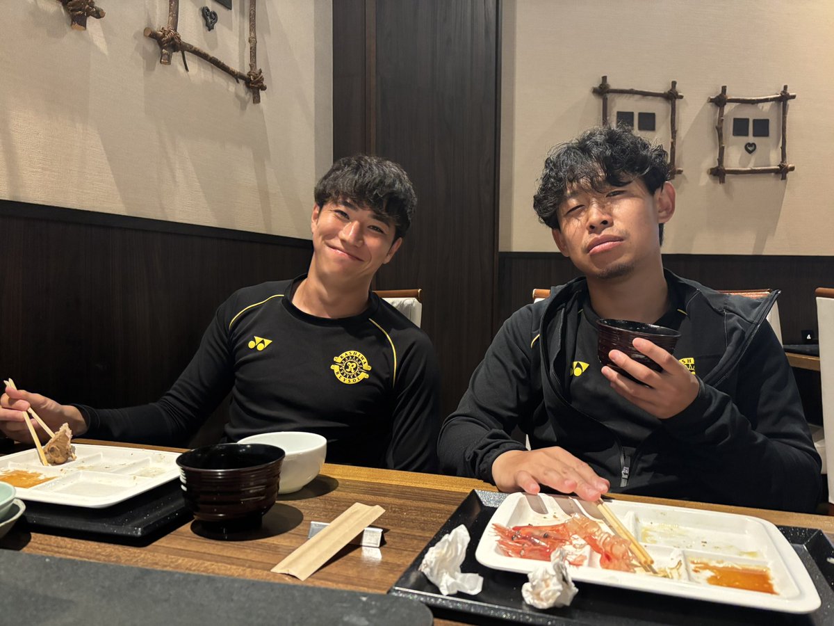 REYSOL_Official's tweet photo. 🟡26/27CAMP DAY7⚫️
疲労困憊の選手たちですが、今日は気分転換を兼ねてホテル内にある別会場のビュッフェへ。
普段の食事よりさらに選択肢豊富な料理にみんなテンションが上がっているようでした😊
キャンプもあっという間に折り返し。最後まで頑張ります💪

#柏レイソル #レイソル2627網走キャンプ https://t.co/uRDPz92gzU