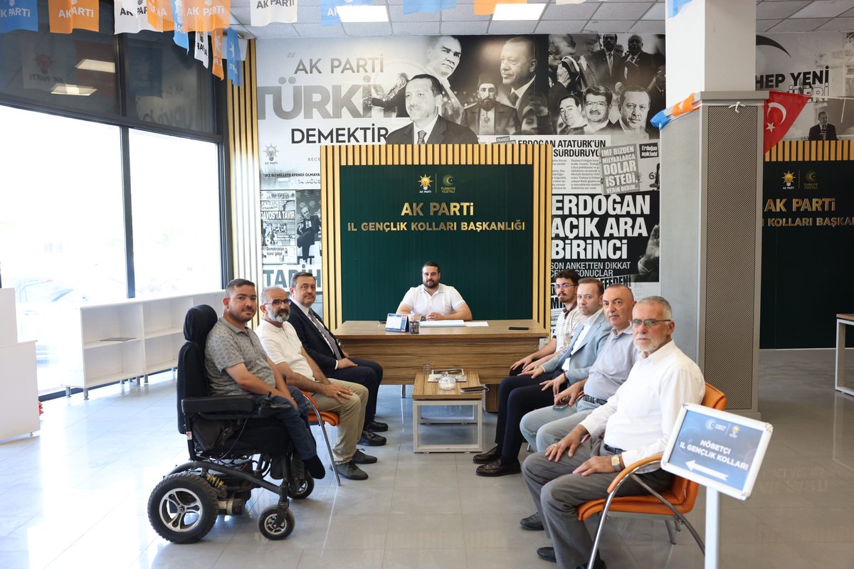 AKPartiG_Antep's tweet photo. İl Başkanımız Sayın Fatih Muhaddis Fedaioğlu, Gençlik Kollarımızla bir araya gelerek hasbihal etti.

Teşkilatımızın dinamizmi, sahadaki heyecanı ve yarınlara uzanan en güçlü sesi olan Gençlik Kollarımızın azmi ve bitmek bilmeyen çalışma gayreti, davamızın gücüne güç katıyor.

Cumhurbaşkanımız Sayın Recep Tayyip Erdoğan'ın liderliğinde; gençlerimizin enerjisi, inancı ve kararlılığıyla Türkiye Yüzyılı hedeflerimize omuz omuza yürümeye devam edeceğiz. 🇹🇷

@RTErdogan 
@abuyukgumus 
@fmfedaioglu 
@Akparti