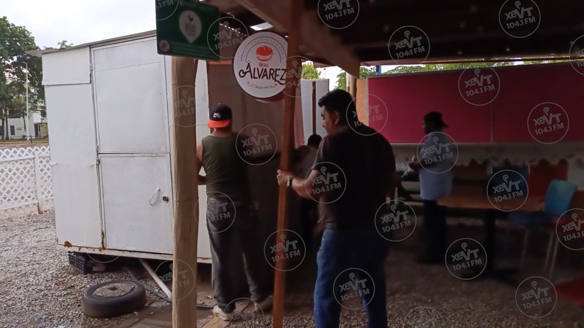 xevtfm's tweet photo. 🚨 #ÚltimoMinuto | Personal del Gobierno del Estado realiza en estos momentos la clausura de “La Antojería”, tras la venta del terreno donde se ubica el Gimnasio del Parque La Choca. https://t.co/ICYKhWFklK