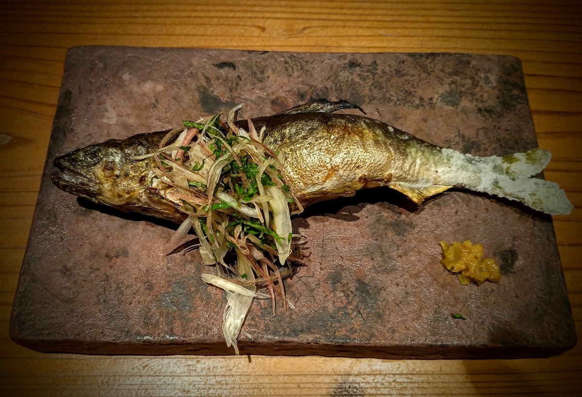 bar_archive's tweet photo. 7/11 openしておりますー！
今日は…ご近所の名店「ベニヤンマ」さんで頂いた鮎の写真。

最近お酒の写真が少ない？新入荷はちょっと減らしてます！なんですがスペースがあいたら倉庫から持ってくるようにはしてましてラインナップはインパクトはかなりあると思いますよ！ぜひよろしくお願いします https://t.co/0esqMriKnu