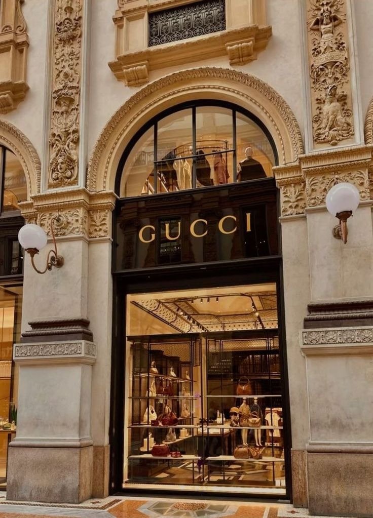 TheScovilleLab's tweet photo. A poor boy got a job operating elevators at London's Savoy Hotel.

He watched. Studied. Took notes on every bag rich guests carried.

That elevator boy built the world's most recognised fashion brand.

This is the Gucci story. 👜

#BrandGrowth 
#Gucci https://t.co/Gfh259A3BK
