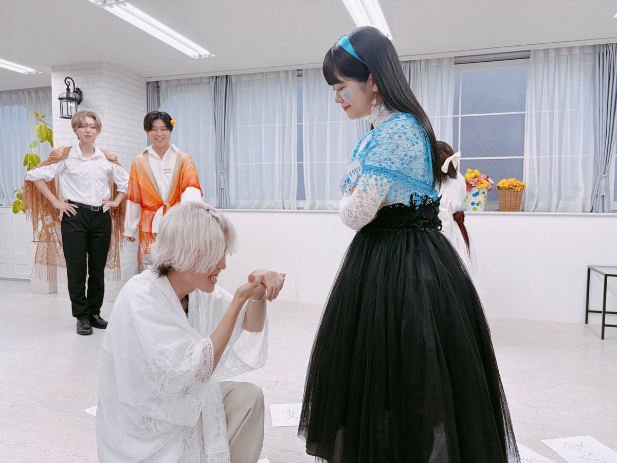 yu_star73's tweet photo. #ハナビト #HANABITO 
ニッコリかわいいリンドウくんと、ホウセンさんにかしずいてるリンドウくん☺️ https://t.co/MuUcgLfA4P
