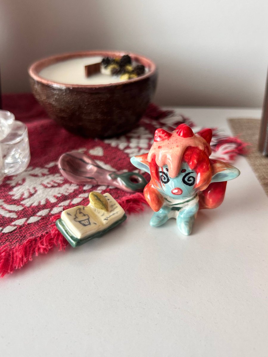 sosadchip's tweet photo. A dessert fairy is browsing a recipe book, trying to figure out the best recipe for herself. 🧁✨
#ceramic #clay #handmade #figurine #ceramicfigurine #creatures #clayart https://t.co/DTPGwTKPSc