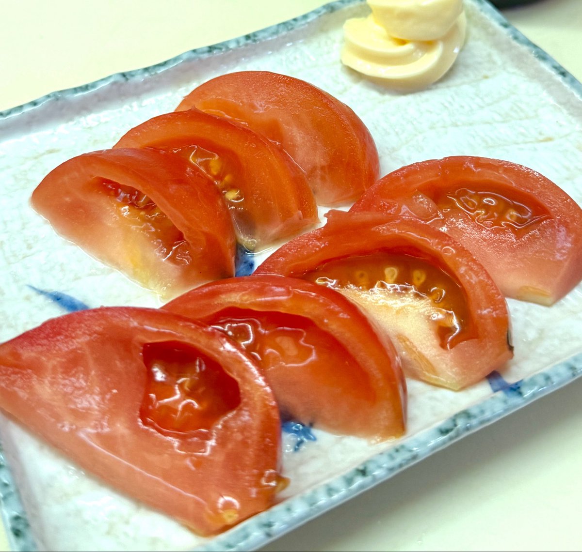 1000bero_net's tweet photo. ふらっと入った酒場で、冷やしトマトが140円だったんだが…🥹 https://t.co/Ffv4czY9E8