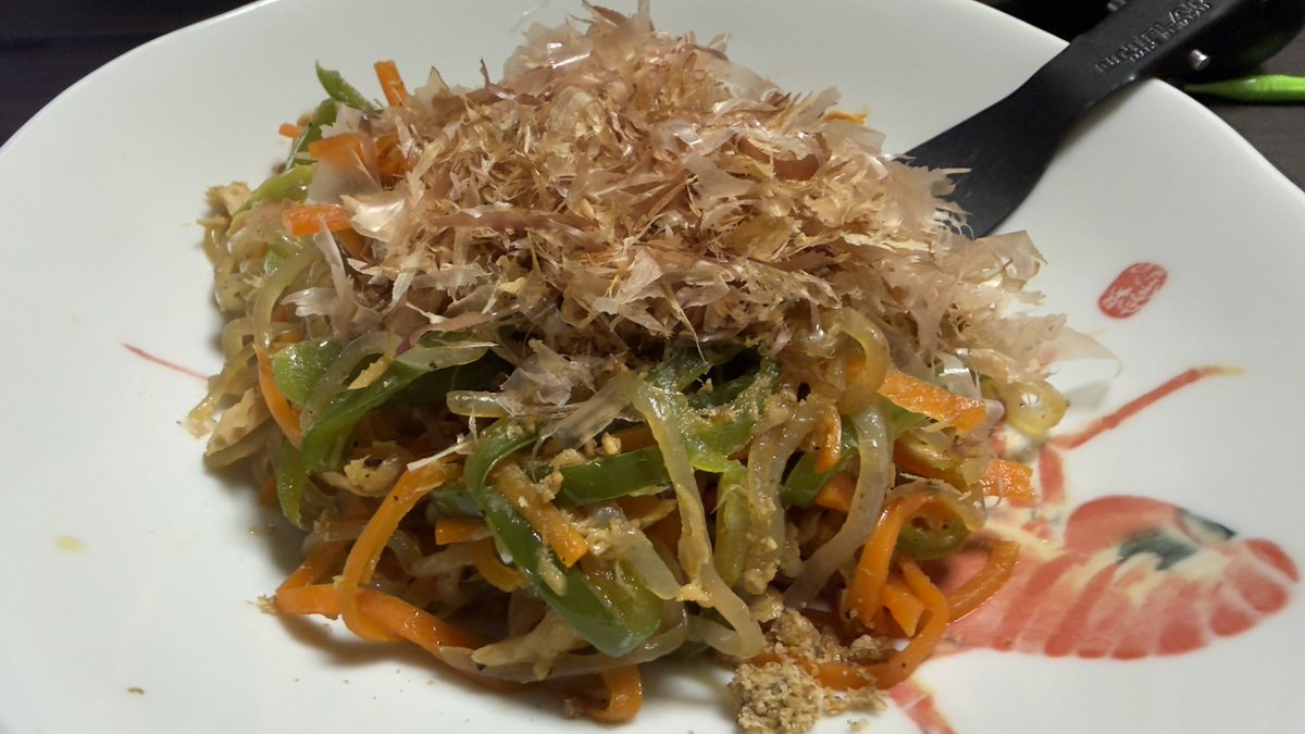 H22Gi's tweet photo. おお💕

これ初めて作ったが、かなり美味いぞ💕

糖尿病の糖質対策、ダイエット食にも良いかも💕

糸こんにゃくとピーマンとにんじんとシーチキン缶の炒め物！
すりごま、鰹節かけを作ってみた💕

あと、ご飯、代わりに、ゆで卵💕 https://t.co/GGHK3RMChz