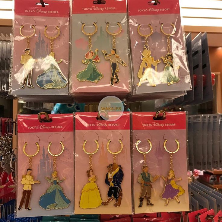Reiyabns's tweet photo. Disney couples keyrings https://t.co/qiFLo3Q89T