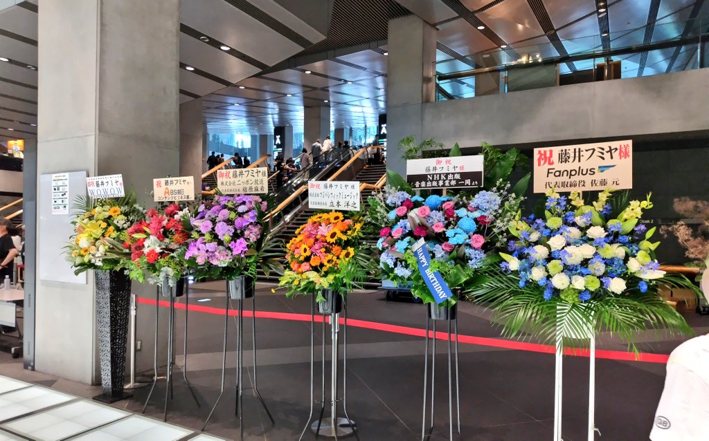 kanridin's tweet photo. 私的FUTATABIライブ、楽日。前のアニバーサリーツアーと内容が変わらんから、同じことをずっとやってたい印象のため、長かったなぁ、というのが感想。
ただこの流れは10月まで続くわけでして……💧
東京は次は10月〜。
#藤井フミヤ https://t.co/sg4mGGAxjy