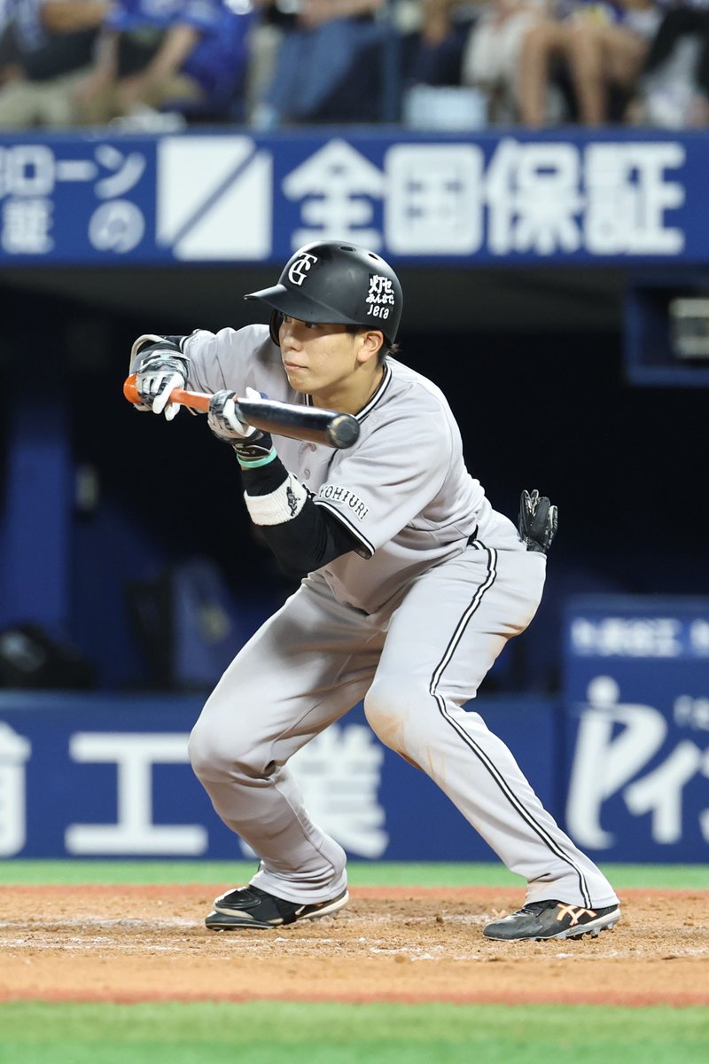 TokyoGiants's tweet photo. 【七回表】巨人 5-4 DeNA

一死一、三塁から #門脇誠 選手がセーフティスクイズを決めて勝ち越し👏 https://t.co/ZZ5w6Me5Fu