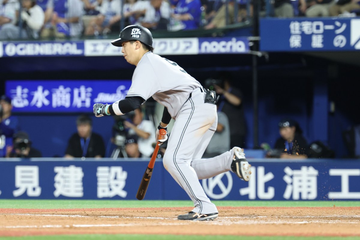 TokyoGiants's tweet photo. 【七回表】巨人 5-4 DeNA

一死一、三塁から #門脇誠 選手がセーフティスクイズを決めて勝ち越し👏 https://t.co/ZZ5w6Me5Fu