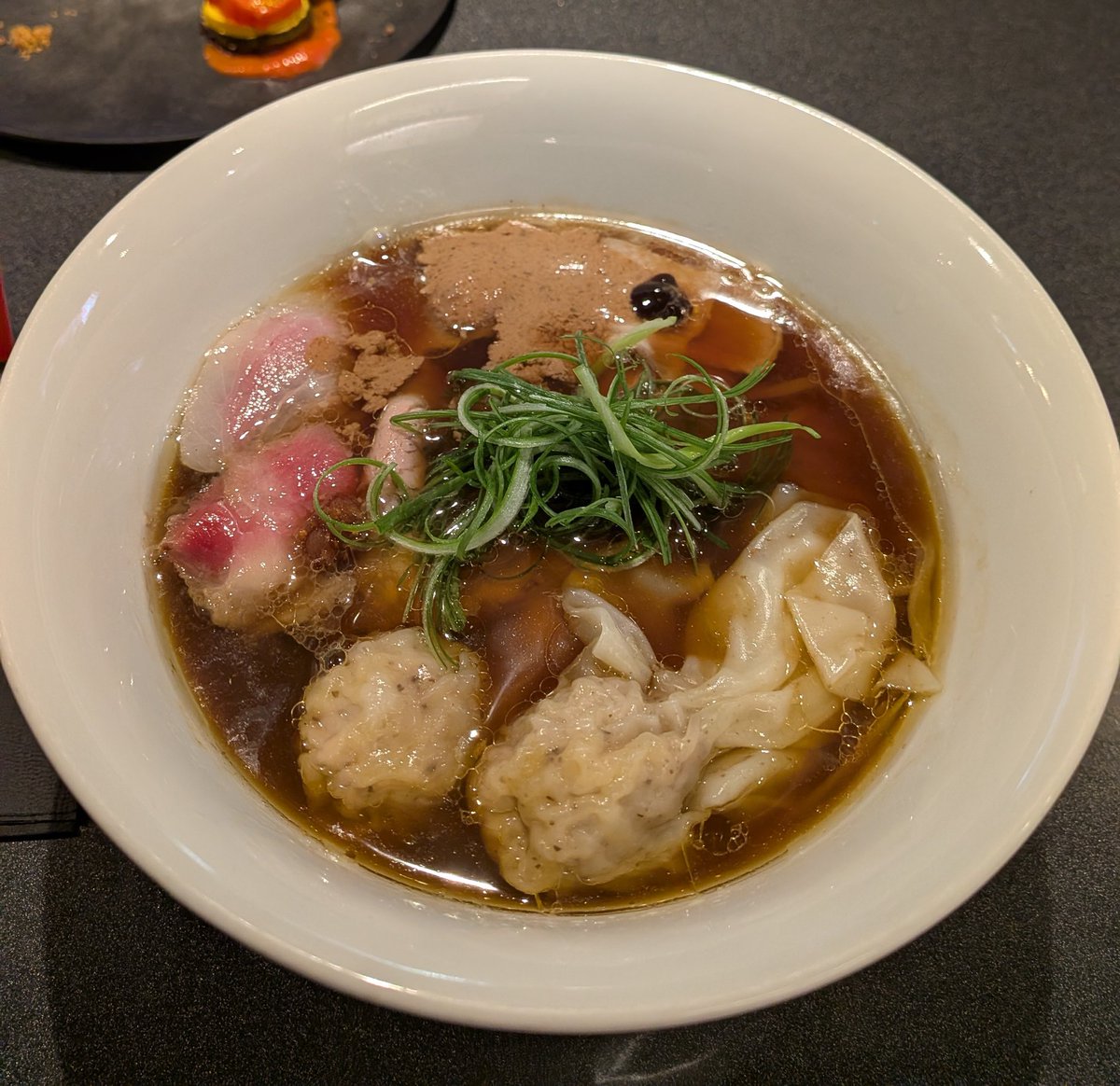 uOcPYvIJmy90866's tweet photo. 【Japanese  Soba  Noodles  蔦】
代々木上原
・特製フォアグラトリュフ雲呑
醤油  Soba
店内は、落ち着いた素敵な空間で接客も素晴らしい！
ラーメンと特製皿は
華やかで美しく、気持ちが高揚し
食べていく順番は自然と引っ張られていきます！
コース料理の様で、普段と違い格別で最高でした✨️ https://t.co/UyQmnjtzvG