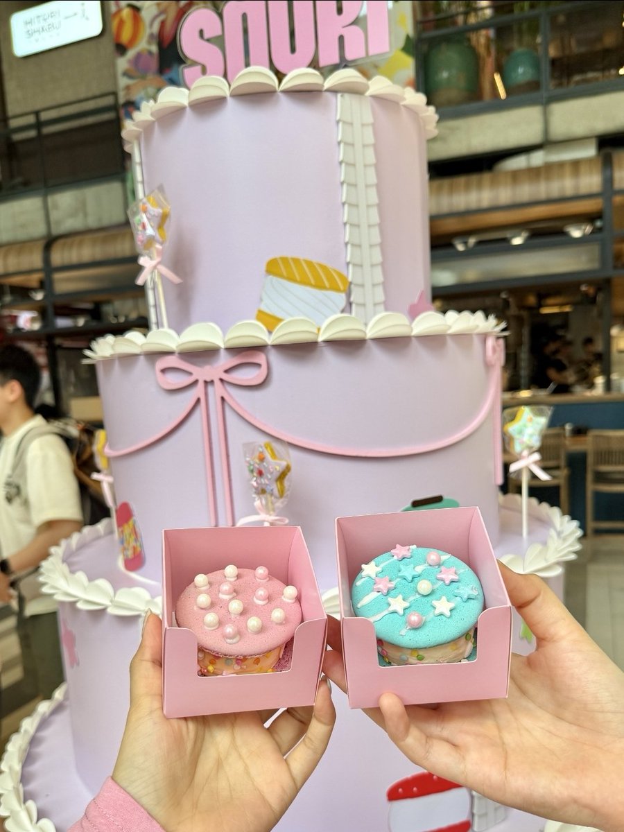 callmevns's tweet photo. Souri ครบรอบ 6 ปี มาชวนทำกิจกรรมพิเศษ DIY Fatcaron ตกแต่งซูรีในแบบของตัวเอง🤏🏻 น่ารักมากๆ มาการองให้เลือก 2 รส Redvelvet CreamCheese กับ Vanilla Buttercream มีเครื่องดื่ม Fizzy drinks เยลลี่ดาว สดชื่นมาก https://t.co/b2HuQqw9ak