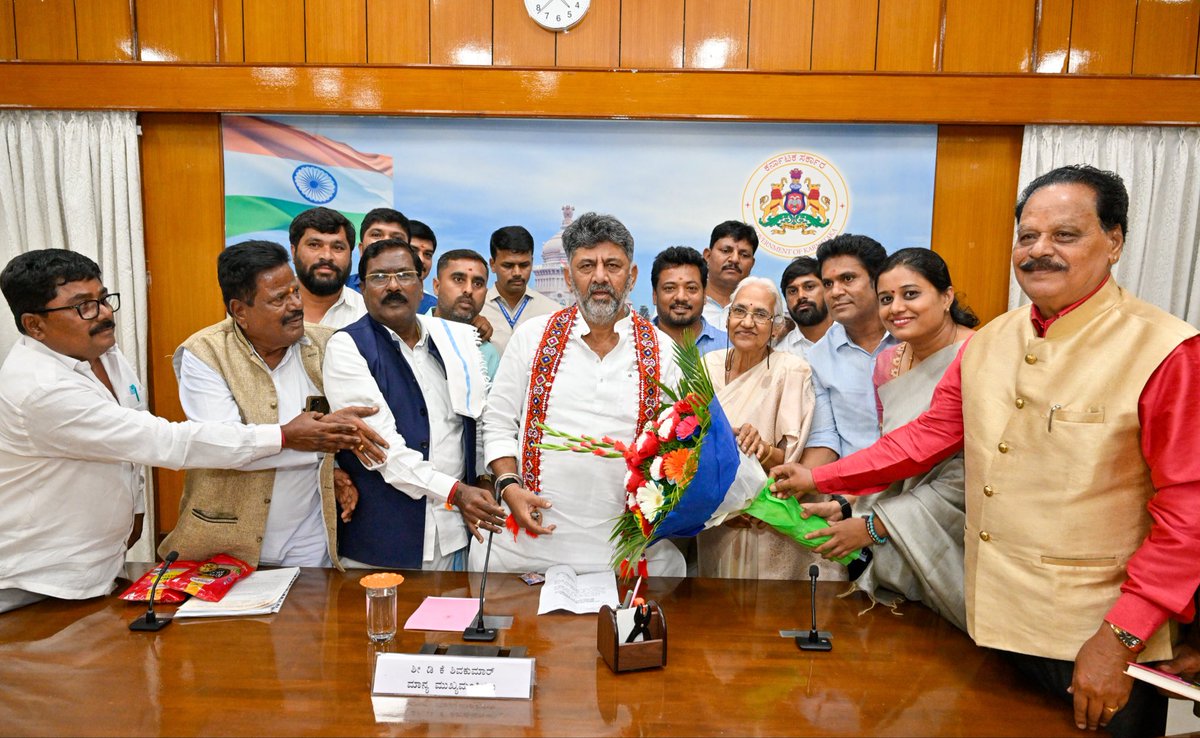 CMofKarnataka's tweet photo. ಮಾಜಿ ಸಚಿವೆ ಹಾಗೂ ಬಂಜಾರ ಸಮುದಾಯದ ಮುಖಂಡರಾದ ಡಾ. ಬಿ. ಟಿ. ಲಲಿತಾ ನಾಯಕ್ ಅವರ ನೇತೃತ್ವದ ನಿಯೋಗವು ಇಂದು ಮಾನ್ಯ ಮುಖ್ಯಮಂತ್ರಿಗಳಾದ ಶ್ರೀ @DKShivakumar ಅವರನ್ನು ಗೃಹ ಕಚೇರಿ ಕೃಷ್ಣಾದಲ್ಲಿ ಇಂದು ಭೇಟಿ ಮಾಡಿತು. 

ಕರ್ನಾಟಕ ಪ್ರದೇಶ ಬಂಜಾರ ಸೇವಾ ಸಂಘದ ಅಧ್ಯಕ್ಷರಾದ ಶ್ರೀ ಹೆಚ್.ಬಿ. ಸಿದ್ಯಾ ನಾಯಕ್, ಬೆಂಗಳೂರು ವಿಶ್ವವಿದ್ಯಾಲಯದ ಸಿಂಡಿಕೇಟ್ ಸದಸ್ಯರಾದ ಶ್ರೀ ಎಂ. ಮಹಾದೇವ ನಾಯಕ್, ಅಧಿಕಾರಿಗಳು, ಬಂಜಾರ ಸಮಾಜದ ಮುಖಂಡರು, ಮತ್ತಿತರರು ಉಪಸ್ಥಿತರಿದ್ದರು.