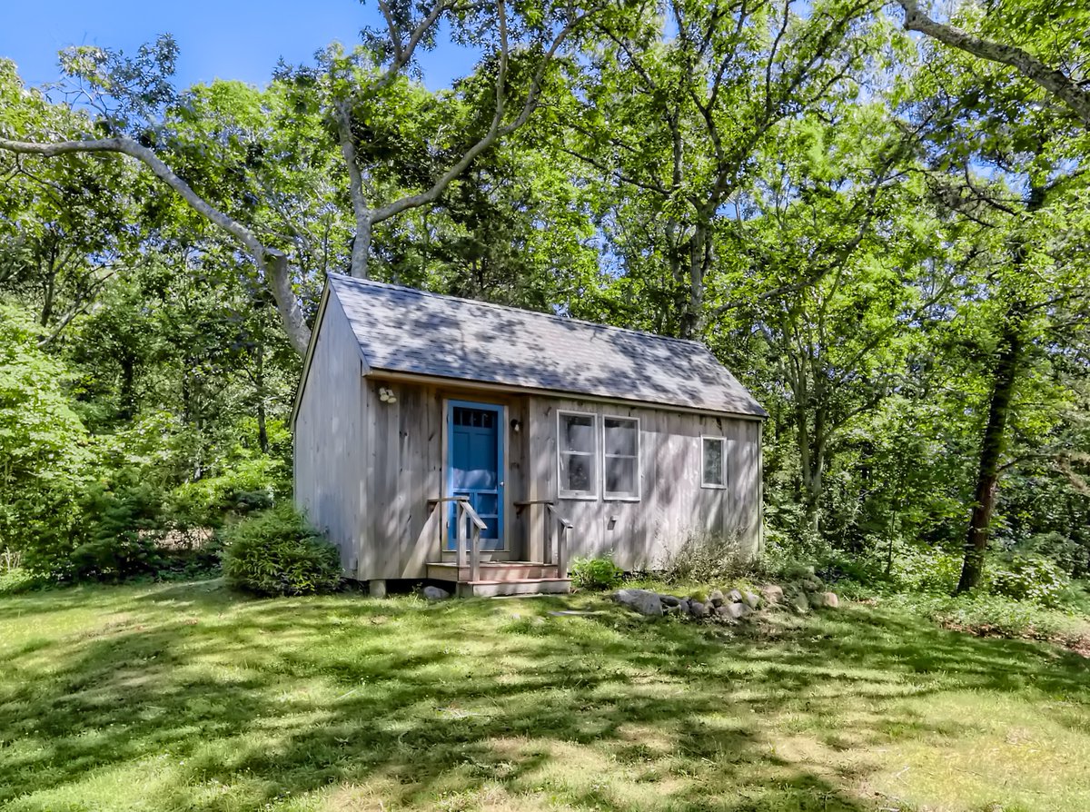 TeaLaneMV's tweet photo. Set on 5.45 private acres and abutting the 400+ acres of Cedar Tree Neck Sanctuary, 14 Ephraim Allen Road offers a rare opportunity to live immersed in one of Martha's Vineyard's most beautiful natural settings.

Offered at $2,475,000. Learn more: https://t.co/jD1metxGsa https://t.co/hoa7r8vKLj