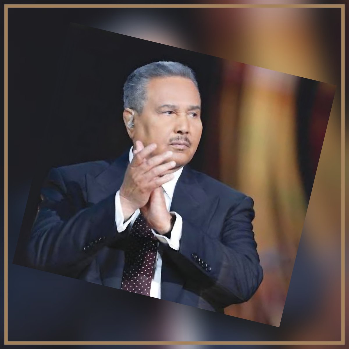 farid_mokhlis's tweet photo. [ هو الخفاجي .. دا جاب
  الكلام الحلوووو دا  منين.. ؟  ]
   
* هذه الكلمات ليست اغنية عادية 
هذه دعوة.... ..... " للحلم "
[ ياليتني املك الأفراح واتصرف بها وحدي ] كأن الشاعر المبدع العم
ابراهيم خفاجي كان يمسك مفاتيح الفرح ب يده وجالس يوزعها على قد ماقلبه يتمنى.
و [ اخلي فرحنا دايم.. واخلي عمرنا هايم ] هنا خفاجينا نقلنا من امنية فردية ل عالم كامل نعيشه سوا مافي تقويم ..مافي مواعيد.مافي انتظار 
بس >> عمر ماشي على مزاج الشوق.
>> ولما قال [ واقول للشوق مين انت توكل روح ياظالم  ]
>> دي لحظة القوووة كأنه فجأة 
طرد الحنين اللي كان متسلط عليه 
من سنين.
** عشان كدا..
الشاعر الغنائي محمد حمزه الذي ساهم مع الموسيقار بليغ حمدي في رسم العصر الذهبي مع العندليب الأسمر عبدالحليم حافظ.
اقول عشان كدا الشاعر محمد حمز
تمنى لو انه كتب هذه الصور الإبداعية الجميله عندما همس للزميل العزيز علي فقندش في داره بالقاهره وقال [ هو الخفاجي دا.. بيجيب الكلام الحلووو دا منين ؟ ]
     (  السطر الأخير  )
* الله ..الله عليك ياخفاجينا مااروعك
ومااروع فنان العرب ابونوره الذي ترجم هذه الصور الخياليه البديعه 
وحولها الى[  سمفونية عبداوية ]
نالت إعجاب 😍 الجميع.