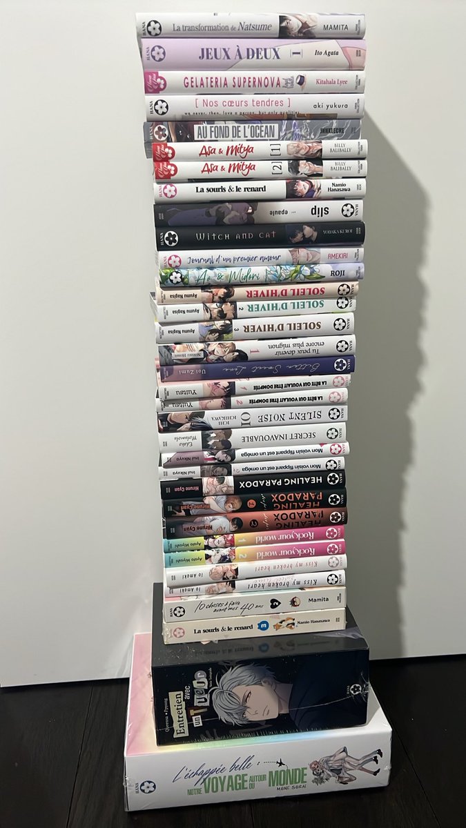 ZhangMorgane's tweet photo. Voilà voilà … Encore une belle Japan Expo cette année. 
(Et merci aux deux vendeuses chez @Editions_Hana hyper patientes qui ont dû s’atteler à encaisser tout ça et qui m’ont aidés à trouver les derniers mangas que je ne retrouvais pas sur le stand 🫰🏻) https://t.co/0LK9xuFPPx