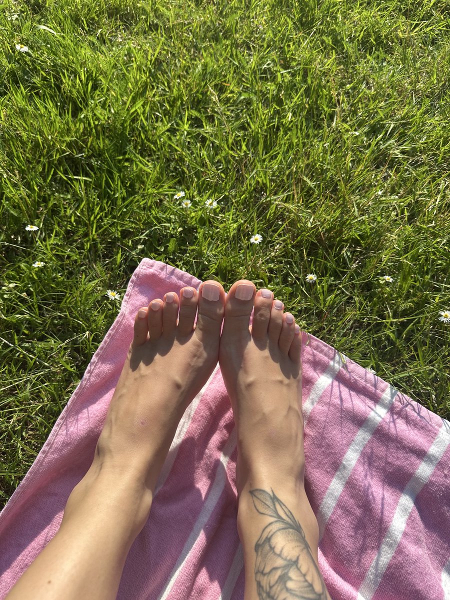 Layangel22's tweet photo. Getting sun on my pretty toes ☺️

#findom #feetworship #footfetish https://t.co/egnNUDE5h6