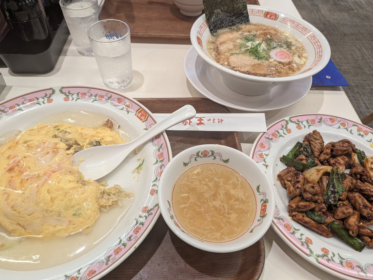 berufegoooru's tweet photo. 天津飯、ラーメン、ホルモン炒め、
玉子スープを食べました
美味しかったです https://t.co/g99L7o6Dy6