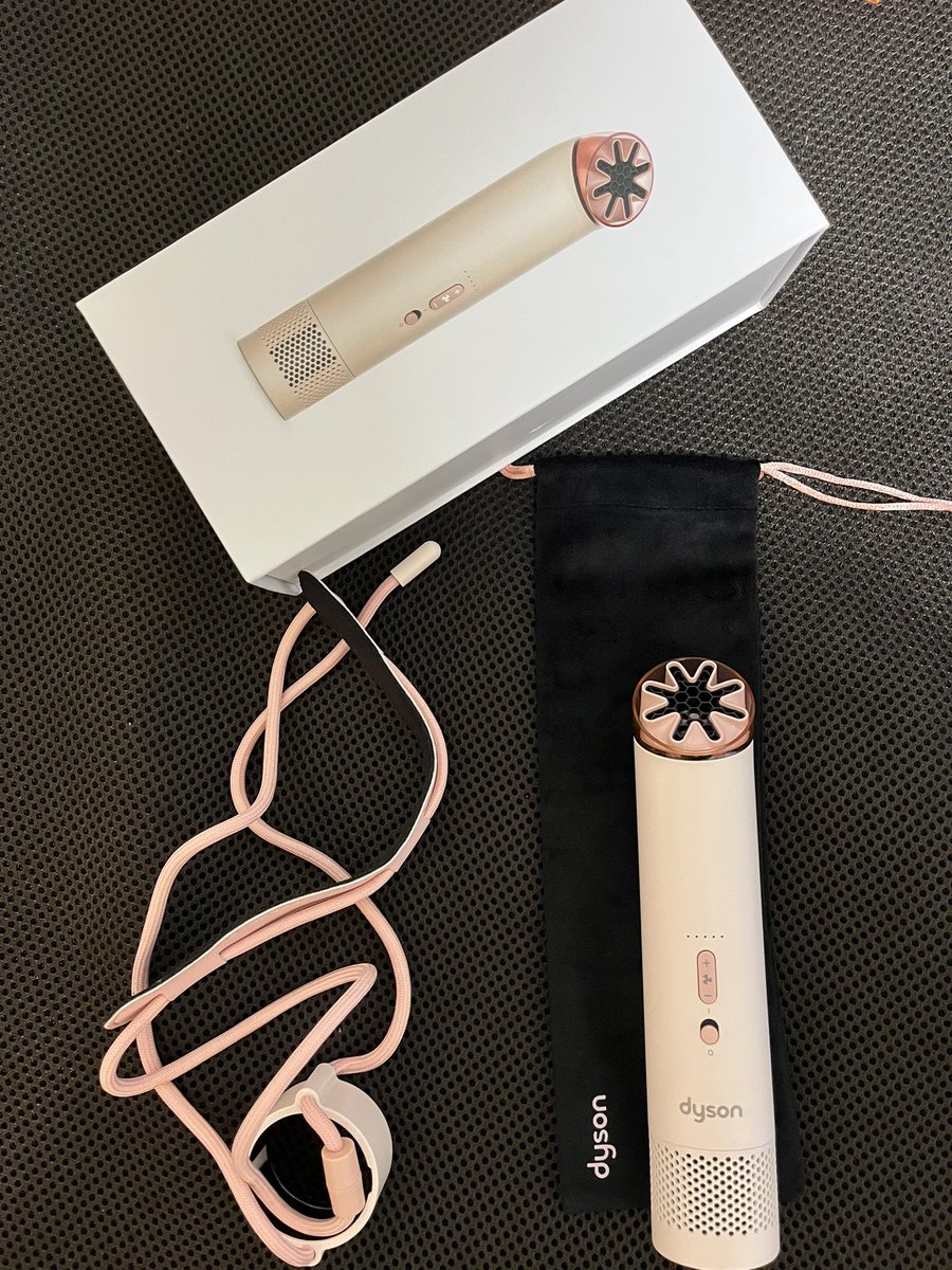 Tshimi43's tweet photo. はいついに購入しました。
ダイソンのハンディファン！！
風量やべえです😁
この色が優しくて好きだったので購入しましたがストラップもピンクなのは想定外でした😂
ブルーにしとけば良かったかな🤔 https://t.co/I6BtP265OT