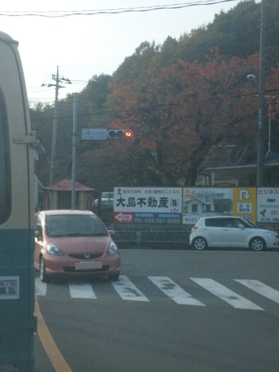 k101u's tweet photo. ちょっと昔の寄居町
1,2枚目『山崎公会堂前
2012年11月,2013年5月
踏切信号の変則矢印
🟢🟡🔴
　   　↑
3枚目『末野陸橋
2012年8月
右折矢印から時差式信号の移行最中
橋の道路灯がY型から直線型の移行直後

4枚目『※旧寄居駅北口入口』
2013年8月
小糸緑網目レンズ
ファミコンショップ桃太郎寄居店 https://t.co/zr9bPswUuJ