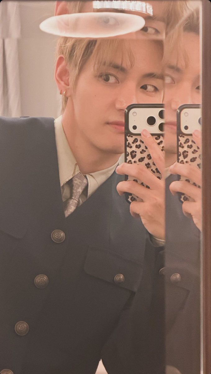taeguide's tweet photo. Prince Taehyung selfies https://t.co/zfiZiJCmLO