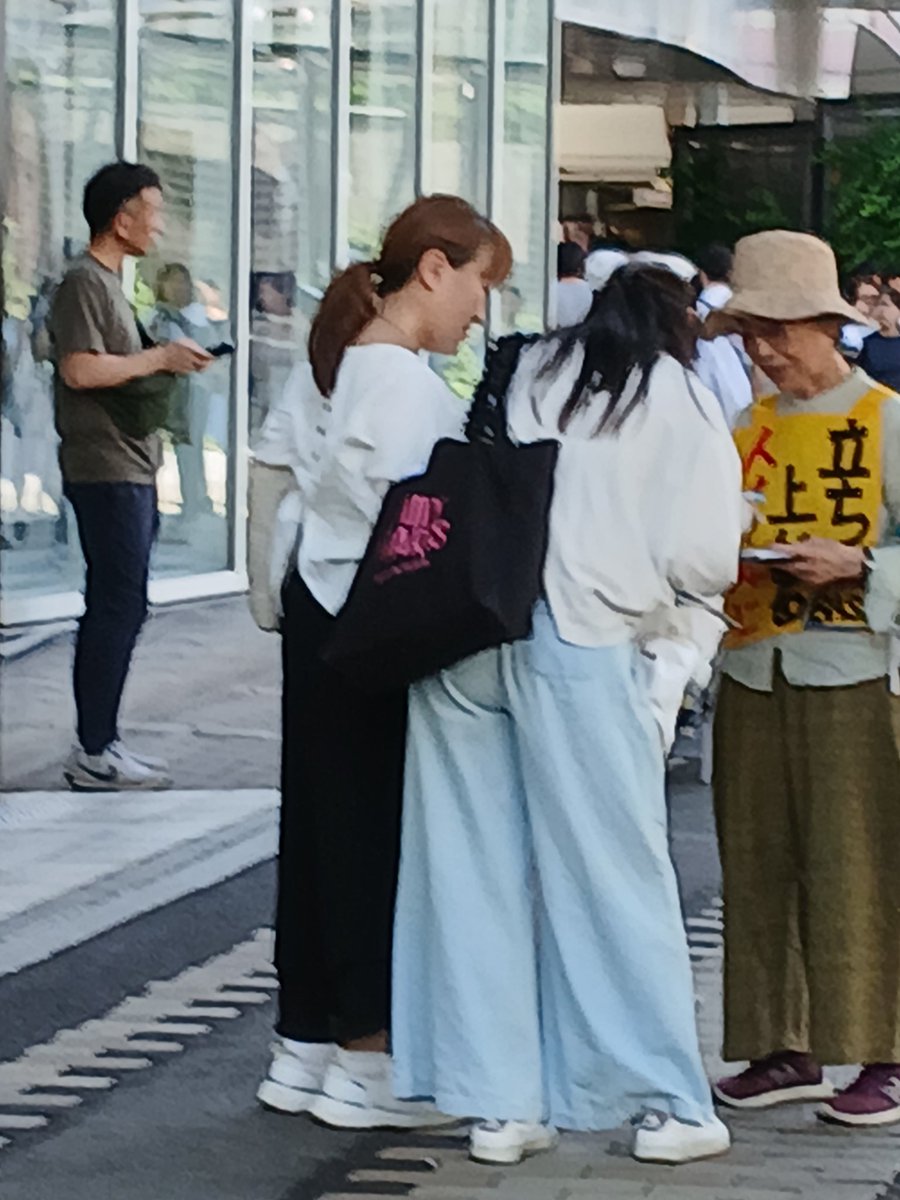kobekodo's tweet photo. 本日の神戸行動は20人の参加で100枚のチラシ配布、15筆の署名を頂きました。
神戸空港や神戸港が特定利用空港·港湾の候補になっている事をご存知ですか？選定されれば、平時から自衛隊の戦闘機·輸送機の離発着、弾道ミサイルへの対処訓練等が想定されます。軍事化は他人事ではありません。 https://t.co/SSgNkiudAQ