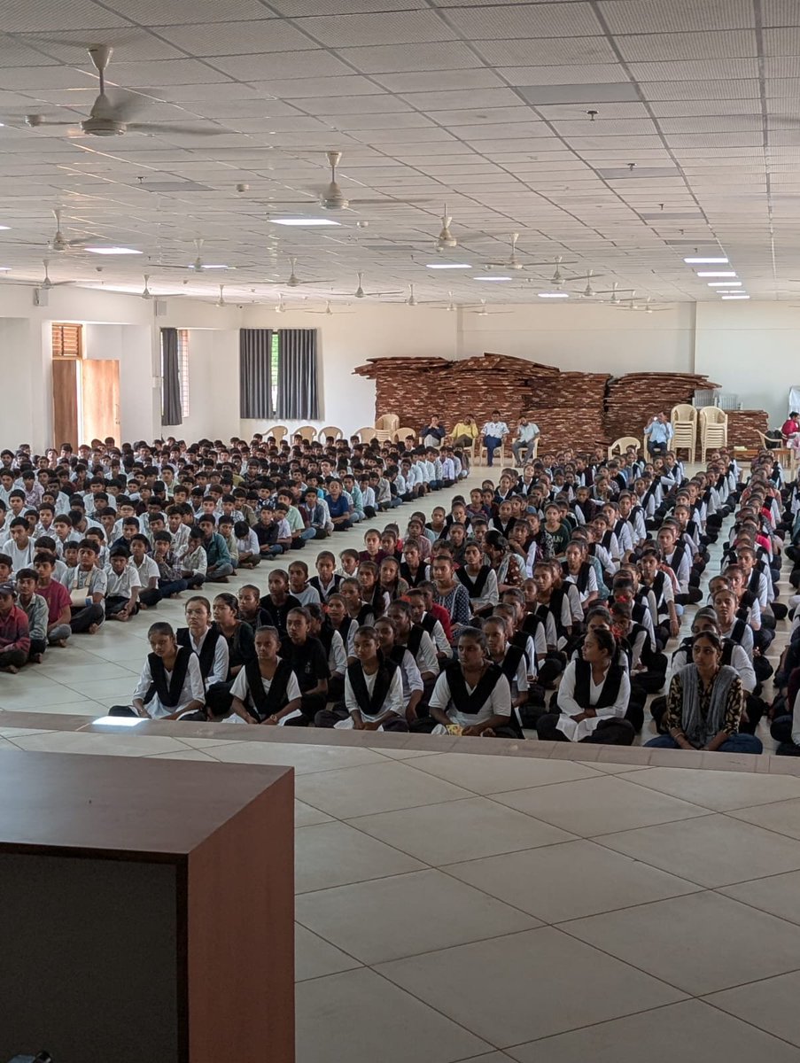 rtomehsana's tweet photo. રોડ સેફ્ટી અંતર્ગત,મહ���સાણા આર.ટી.ઓ.ટીમ દ્વારા તા.09/07/2026ના રોજ શ્રી શેઠ જી.સી.હાઈસ્કૂલ, પિલવાઈ ખાતે માર્ગ સલામતી સેમિનારનું આયોજન કરવામાં આવ્યું હતું.આ કાર્યક્રમમાં બાળકોને ટ્રાફિકના નિયમો વિશે વિગતવાર સમજણ આપવામાં આવી હતી અને જાગૃતિ લાવવા માટે પેમ્ફલેટનું વિતરણ પણ કરાયું હતુ. https://t.co/i9PG3ZAMuC