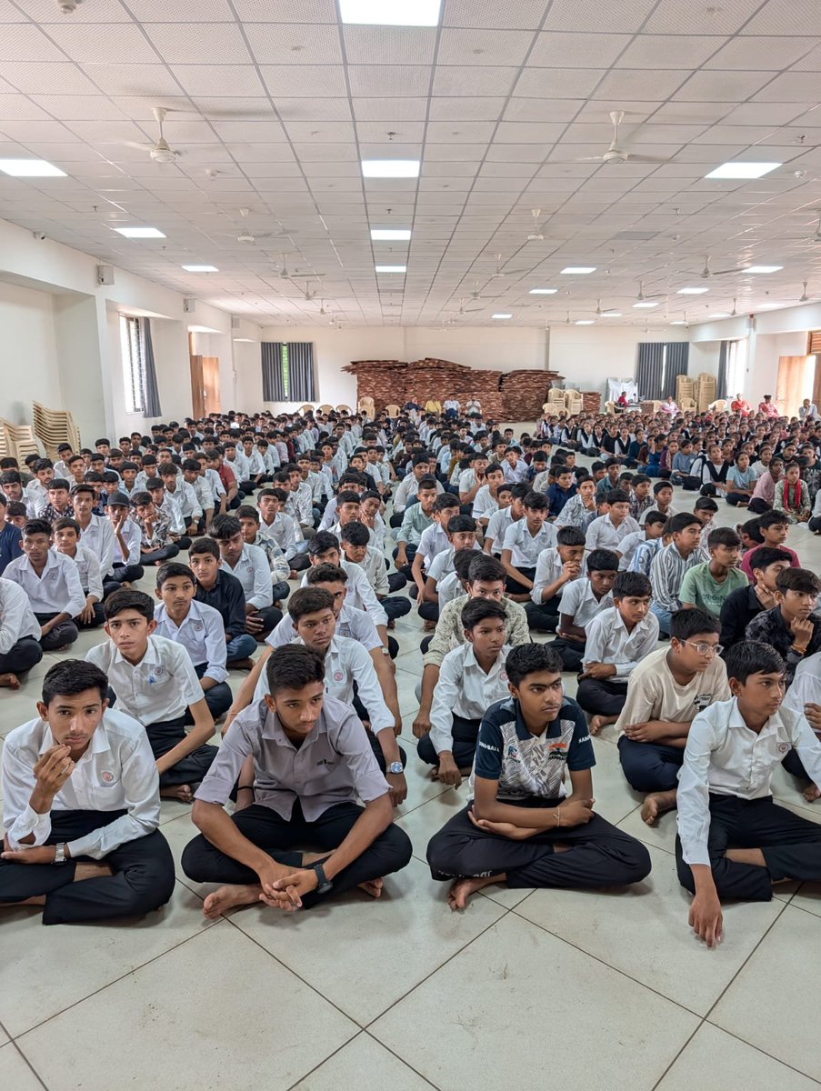 rtomehsana's tweet photo. રોડ સેફ્ટી અંતર્ગત,મહ���સાણા આર.ટી.ઓ.ટીમ દ્વારા તા.09/07/2026ના રોજ શ્રી શેઠ જી.સી.હાઈસ્કૂલ, પિલવાઈ ખાતે માર્ગ સલામતી સેમિનારનું આયોજન કરવામાં આવ્યું હતું.આ કાર્યક્રમમાં બાળકોને ટ્રાફિકના નિયમો વિશે વિગતવાર સમજણ આપવામાં આવી હતી અને જાગૃતિ લાવવા માટે પેમ્ફલેટનું વિતરણ પણ કરાયું હતુ. https://t.co/i9PG3ZAMuC