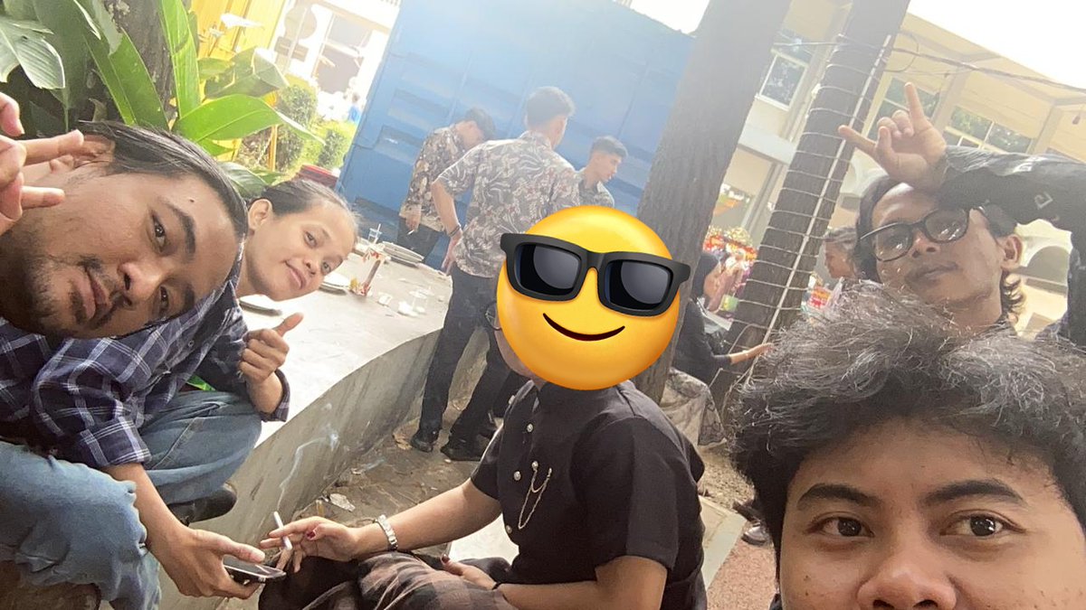 esmeguinn's tweet photo. yg kanan foto dikaca badag https://t.co/Le0yp6j1HA