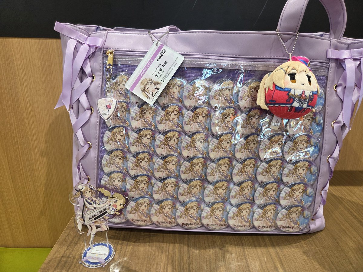 Yosswi_chan1's tweet photo. 後ろの席のバンドリオタクがRoselia痛バでこちらの有咲痛バに気が付いてくれて神でした！
まさかここでポ���ロゼの話できるとは https://t.co/Un2UGVDOWQ