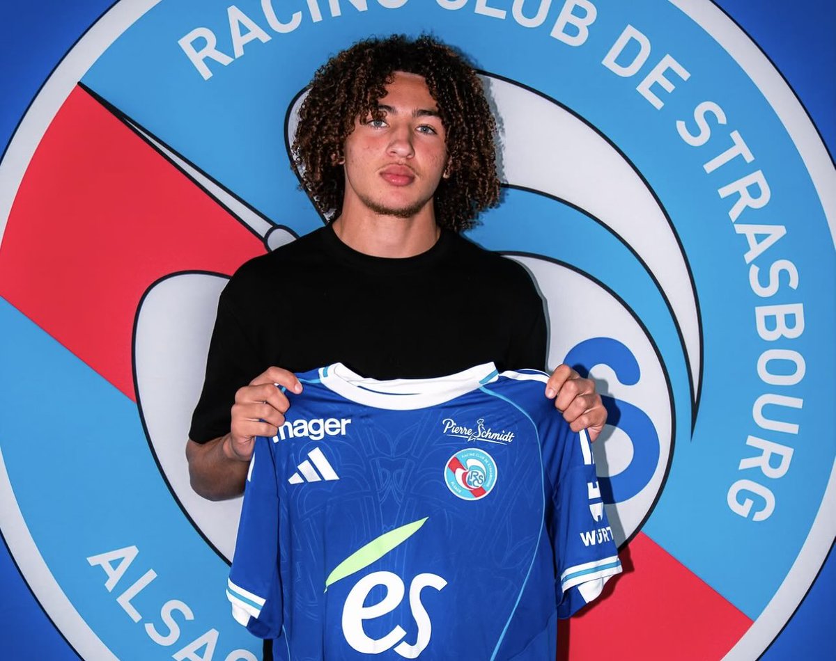 LaTaniereDZ's tweet photo. 🔵⚪🇩🇿 | 𝗬𝗔𝗦𝗦𝗜𝗡𝗘 𝗔𝗜̈𝗖𝗛𝗘 𝗥𝗘𝗝𝗢𝗜𝗡𝗧 𝗟𝗘 𝗥𝗔𝗖𝗜𝗡𝗚 𝗖𝗟𝗨𝗕 𝗗𝗘 𝗦𝗧𝗥𝗔𝗦𝗕𝗢𝗨𝗥𝗚 ! ✍️

Le Racing Club de Strasbourg a officialisé l’arrivée du jeune milieu de terrain Yassine Aïche, en provenance de l’OGC Nice. 🇩🇿🔵⚪

Né en 2008 à Marseille, Yassine Aïche a été formé au SC Air Bel avant de rejoindre le centre de formation niçois en 2024. 🌟

Lors de la saison 2025/26, il a disputé 19 rencontres de championnat avec les jeunes Aiglons et a contribué au beau parcours de l’OGC Nice en Coupe Gambardella, achevé en quarts de finale. 👏

Le jeune talent intégrera dans un premier temps l’équipe réserve du Racing, avec l’objectif de poursuivre sa progression et de se rapprocher du groupe professionnel. 📈

🗞️ | @RCSA