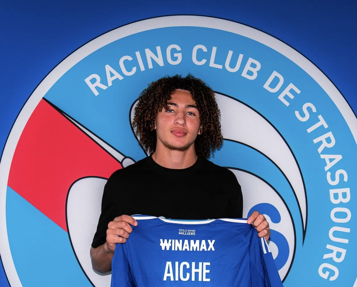 LaTaniereDZ's tweet photo. 🔵⚪🇩🇿 | 𝗬𝗔𝗦𝗦𝗜𝗡𝗘 𝗔𝗜̈𝗖𝗛𝗘 𝗥𝗘𝗝𝗢𝗜𝗡𝗧 𝗟𝗘 𝗥𝗔𝗖𝗜𝗡𝗚 𝗖𝗟𝗨𝗕 𝗗𝗘 𝗦𝗧𝗥𝗔𝗦𝗕𝗢𝗨𝗥𝗚 ! ✍️

Le Racing Club de Strasbourg a officialisé l’arrivée du jeune milieu de terrain Yassine Aïche, en provenance de l’OGC Nice. 🇩🇿🔵⚪

Né en 2008 à Marseille, Yassine Aïche a été formé au SC Air Bel avant de rejoindre le centre de formation niçois en 2024. 🌟

Lors de la saison 2025/26, il a disputé 19 rencontres de championnat avec les jeunes Aiglons et a contribué au beau parcours de l’OGC Nice en Coupe Gambardella, achevé en quarts de finale. 👏

Le jeune talent intégrera dans un premier temps l’équipe réserve du Racing, avec l’objectif de poursuivre sa progression et de se rapprocher du groupe professionnel. 📈

🗞️ | @RCSA