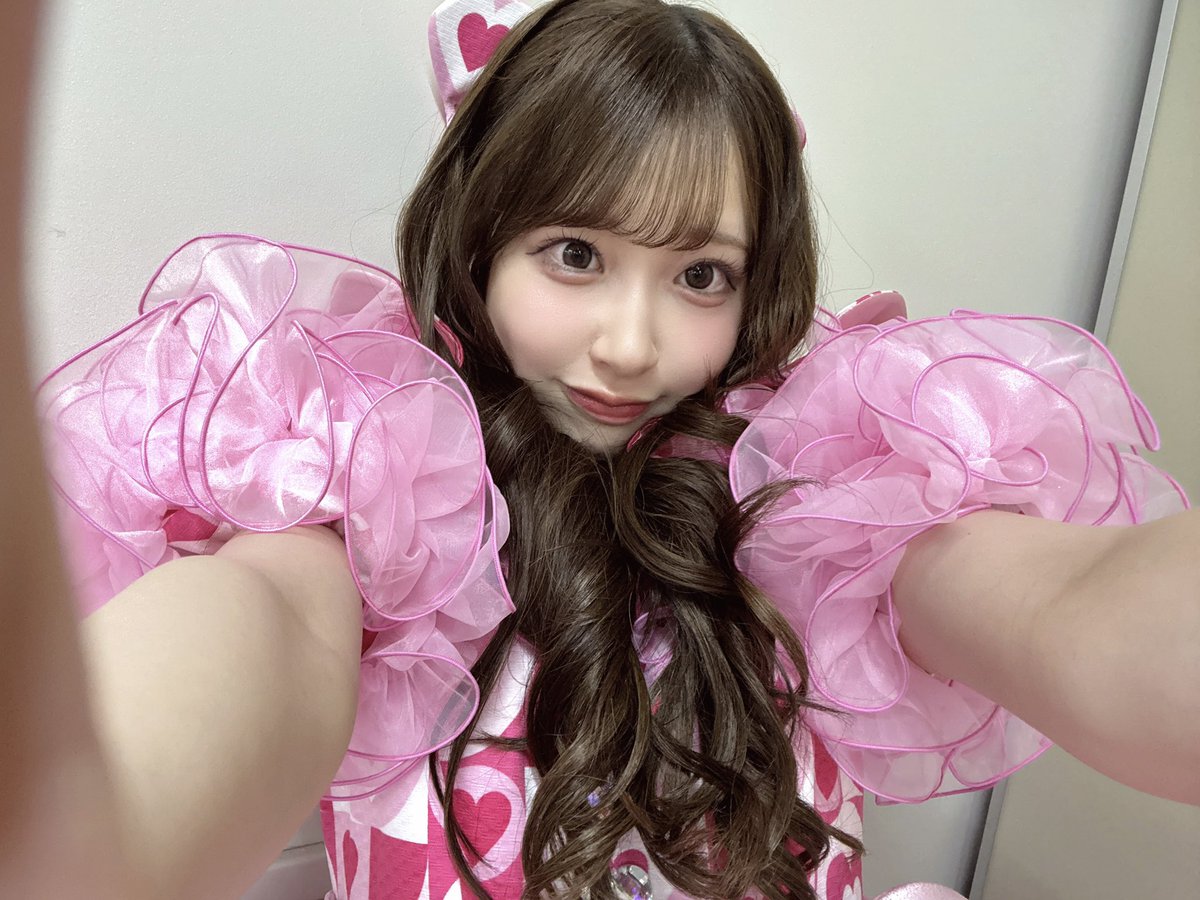 tus_ma__'s tweet photo. 自分の余命が少ないことを感じ複雑な感情を抱えで我が子を抱き上げる母親 https://t.co/bQsyooKeZR