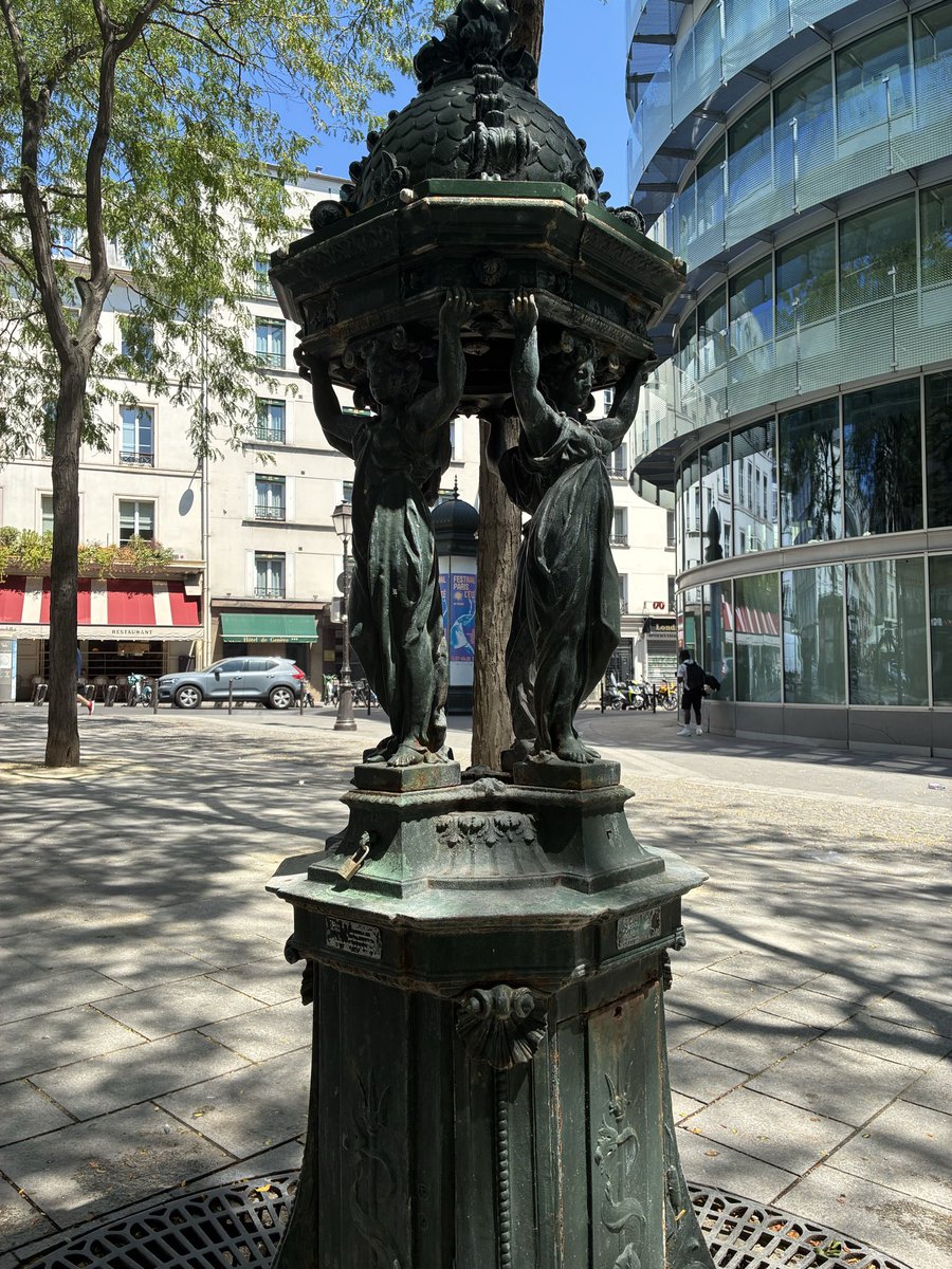 Plumedaliocha's tweet photo. Place de Budapest, pas d’eau dans la fontaine, en revanche elle fuit au pied. Des oiseaux cherchaient désespérément à boire, l’eau est sous les grilles. Ces cons de la mairie abandonnent les oiseaux… https://t.co/q7QMqTKZkq