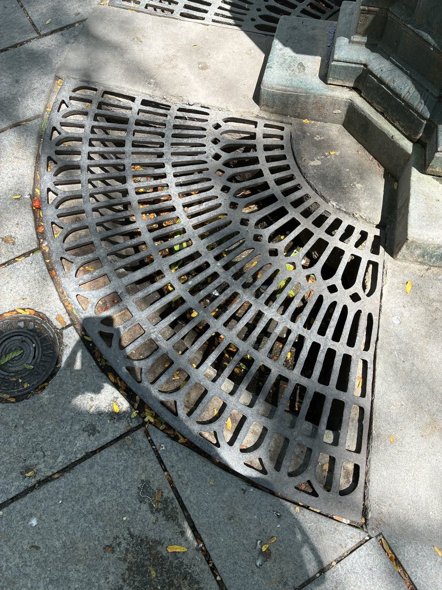 Plumedaliocha's tweet photo. Place de Budapest, pas d’eau dans la fontaine, en revanche elle fuit au pied. Des oiseaux cherchaient désespérément à boire, l’eau est sous les grilles. Ces cons de la mairie abandonnent les oiseaux… https://t.co/q7QMqTKZkq