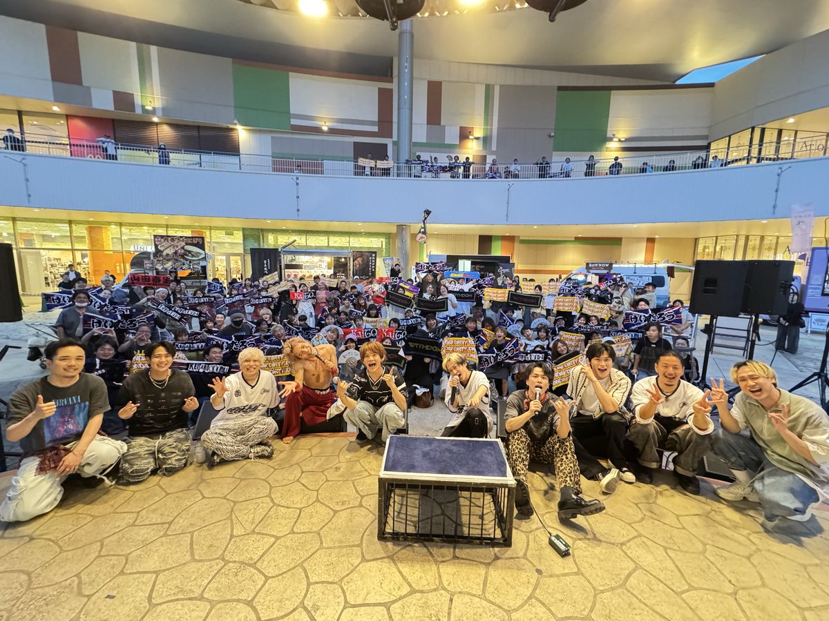 BNV__KEI's tweet photo. Peaceful World Vol.2 in アリオ上尾！

猛暑の中、皆さんありがとうございました！！

ここ最近イベントはほぼ決まってと言っていいほど、トリを任せていただいております！

そのおかげで、けいたろうは毎回ガス欠の体力で家に帰ります（笑）

まあ何番手であろうとこれは揺るがないことなのですが、とにかく誰よりも一生懸命に歌う、それが今の自分にできることであり、
求められていることであると、自覚しています。

ファンの皆さんの声援、後押しがあってこそ
僕はフルスロットルで歌うことができます！

明日もついて来てくれ！！！

豊っち、スタッフの皆さま、そして出店者の皆さま、お疲れ様でした！！

明日もよろしくお願いします！！

ﾖｲｼｮｰ！！