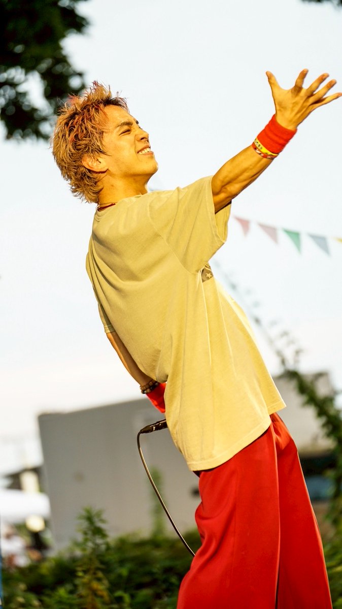BNV__KEI's tweet photo. Peaceful World Vol.2 in アリオ上尾！

猛暑の中、皆さんありがとうございました！！

ここ最近イベントはほぼ決まってと言っていいほど、トリを任せていただいております！

そのおかげで、けいたろうは毎回ガス欠の体力で家に帰ります（笑）

まあ何番手であろうとこれは揺るがないことなのですが、とにかく誰よりも一生懸命に歌う、それが今の自分にできることであり、
求められていることであると、自覚しています。

ファンの皆さんの声援、後押しがあってこそ
僕はフルスロットルで歌うことができます！

明日もついて来てくれ！！！

豊っち、スタッフの皆さま、そして出店者の皆さま、お疲れ様でした！！

明日もよろしくお願いします！！

ﾖｲｼｮｰ！！